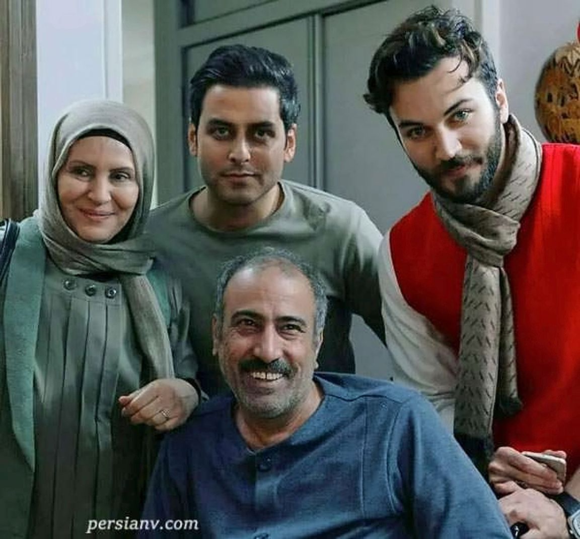 در کنار گروه بازیگران
